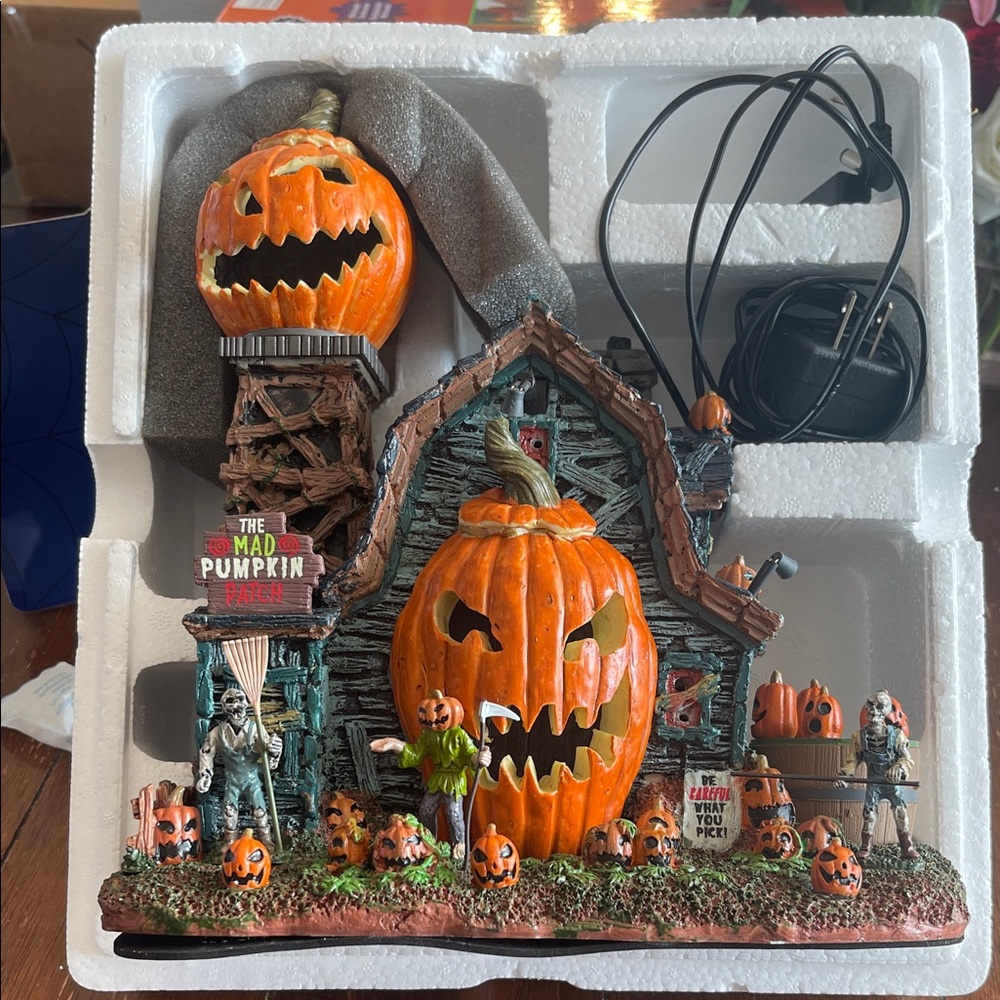 Lemax Spooky Town The Mad Pumpkin Patch. Orange and Black Accents - Picture 3 of 3